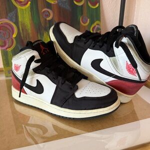 NIKE AIR JORDAN 1 MID SE RED SPRUCE SIZE 6Y Women’s 7.5